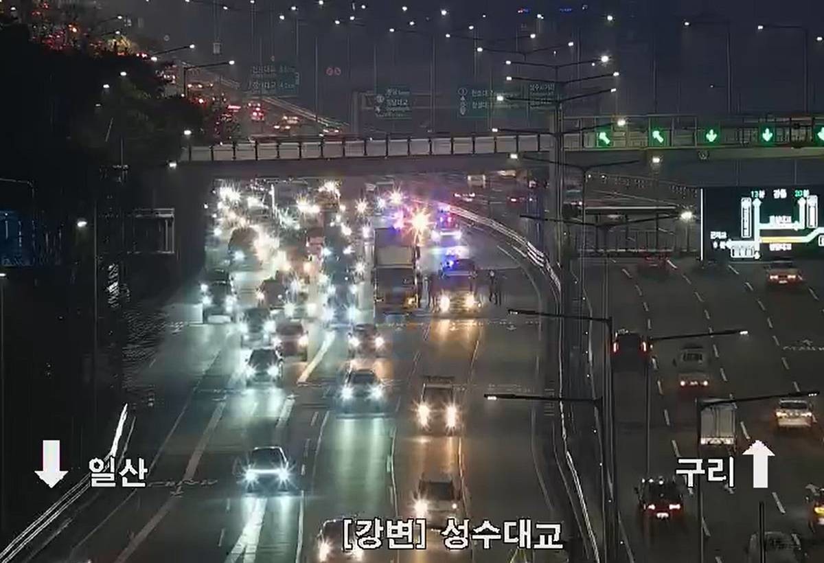 17일 오전 5시 50분쯤 서울 강변북로 성수대교 북단 일산방향에서 발생한 교통사고로 3개 차선이 통제돼 출근길 정체가 생기고 있다 / 서울시설공단 CCTV 캡쳐, 뉴스1