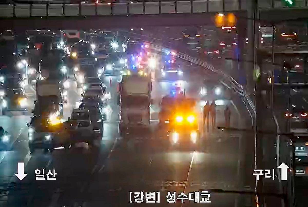 교통사고로 일부 차선 통제된 강변북로 성수대교 북단 / 서울시설공단 CCTV 캡쳐, 뉴스1