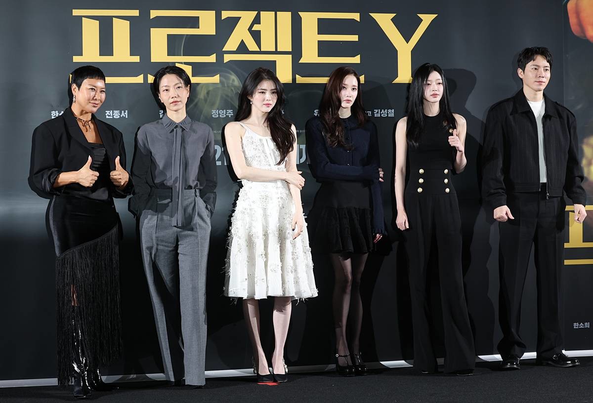 배우 정영주(왼쪽부터)와 김신록, 한소희, 전종서, 유아, 김재균이 지난 16일 서울 강남구 메가박스 코엑스에서 열린 영화 '프로젝트 Y (감독 이환)' 제작보고회에 참석해 포즈를 취하고 있다. '프로젝트 Y'는 화려한 도시 그 한가운데에서 다른 내일을 꿈꾸며 살아가던 미선(한소희 분)과 도경(전종서 분)이 인생의 벼랑 끝에서 검은 돈과 금괴를 훔치면서 벌어지는 이야기를 그린 작품이다 / 뉴스1