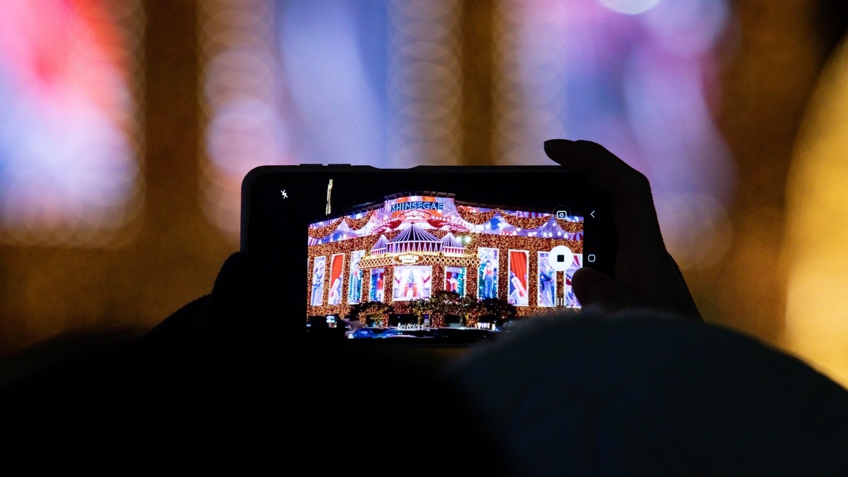 시민들이 신세계백화점 본점 외벽 조명을 감상하며 연말 분위기를 만끽하고 있다. 기사의 이해를 돕기 위한 사진 / 뉴스1