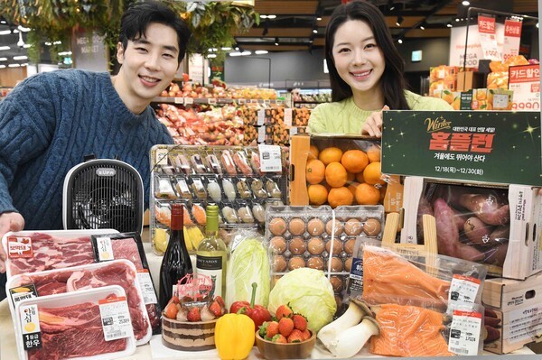 모델들이 '윈터 홈플런' 1주차 상품을 소개하고 있다. / 홈플러스