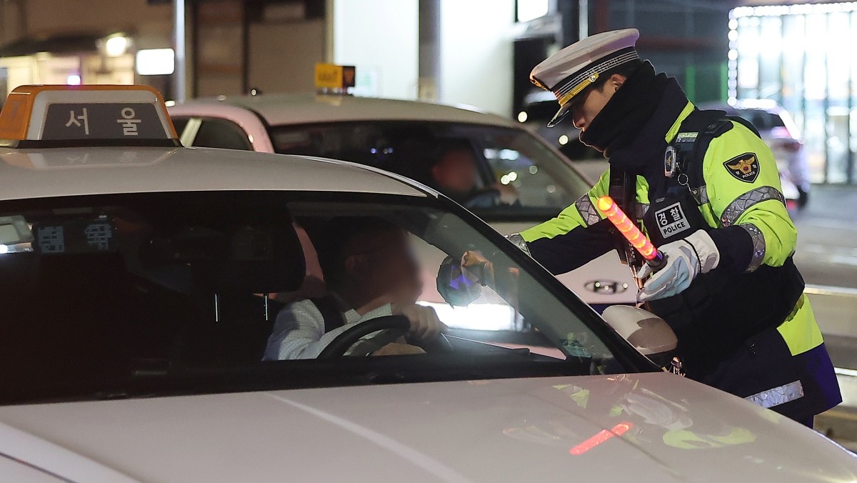 경찰이 한 도로에서  음주단속을 하고 있다. / 뉴스1