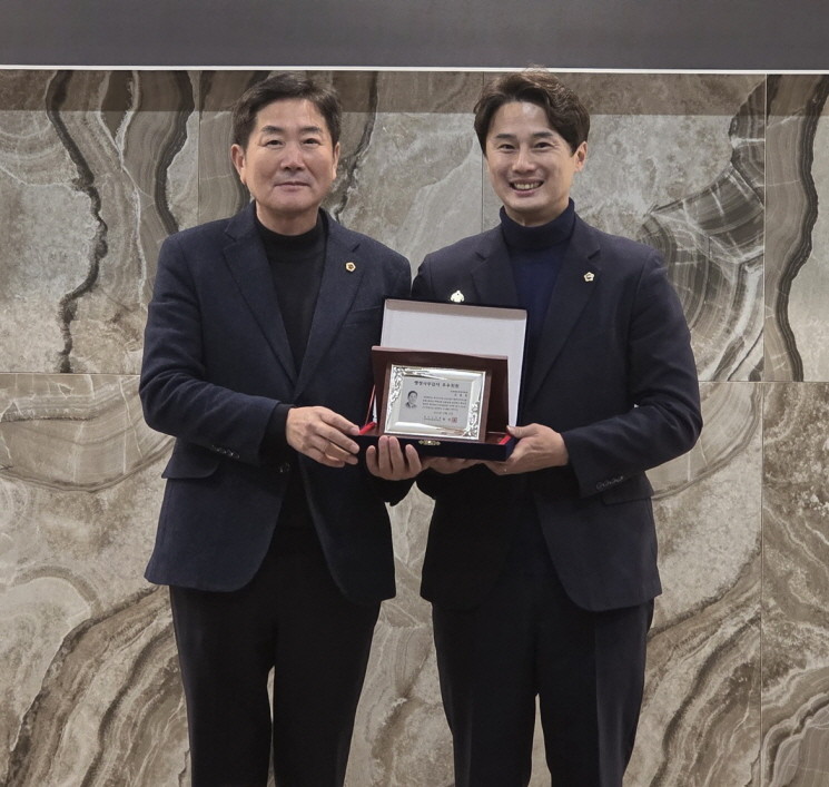 조용호 경기도의원(왼쪽)이 2025 행정사무감사 우수의원에 선정됐다. / 조용호의원실