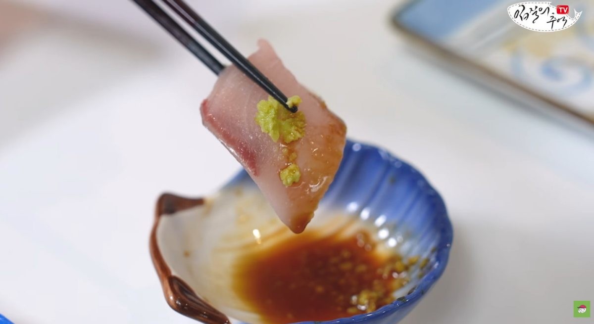 방어회 한점. / 유튜브 '입질의추억TV jiminTV'