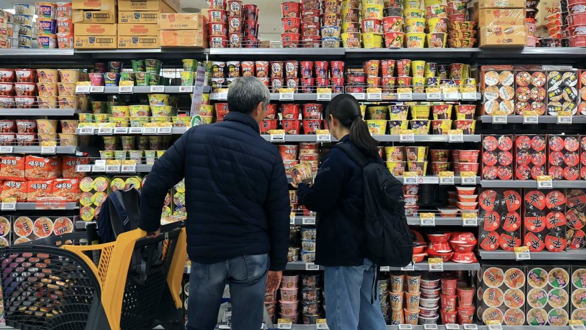10일 서울시내 한 대형마트에 컵라면이 진열돼 있다. / 뉴스1
