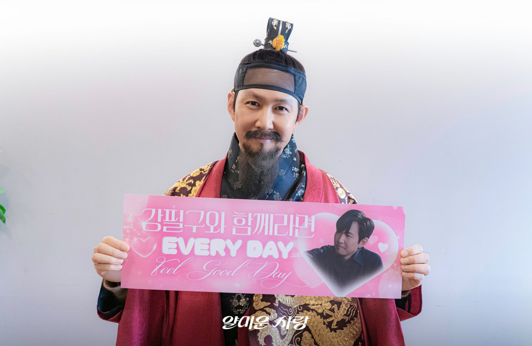 시청률 공약이었던 수양대군 분장 사인회를 진행한 이정재 / tvN