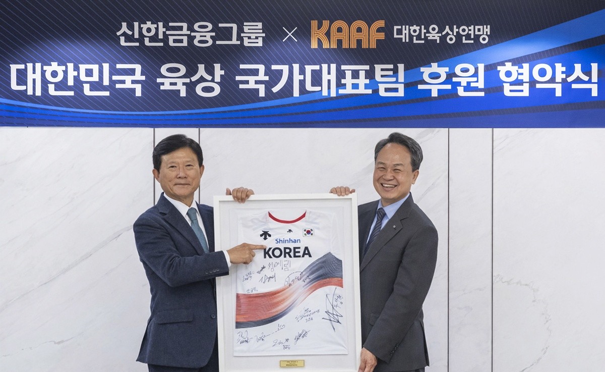 육현표 대한육상연맹 회장(왼쪽)과 진옥동 신한금융그룹 회장이 신한금융의 대한육상연맹 공식 후원 협약식에서 사진 촬영을 하고 있다. / 신한금융
