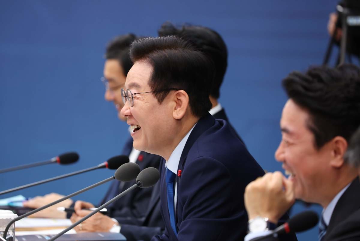 이재명 대통령이 17일 정부세종컨벤션센터에서 열린 산업부·지식재산처·중소벤처기업부 업무보고에서 참석자 발언을 듣고 있다. / 연합뉴스