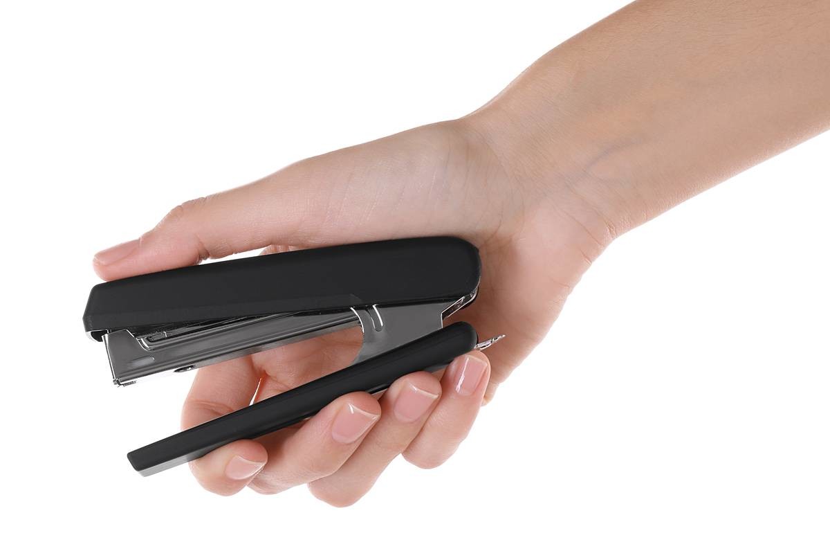 실생활에 유용한 스테이플러 / New Africa-Shutterstock.com