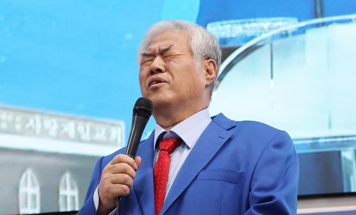 전광훈 목사 자료 사진. 경찰이 서울서부지법 폭력 난동 사태의 배후 의혹을 받고 있는 전광훈 사랑제일교회 목사와 유튜브 채널 '신의한수' 신혜식 대표에 대한 구속영장을 신청했다. 그러나 검찰이 이를 반려했다.     / 연합뉴스