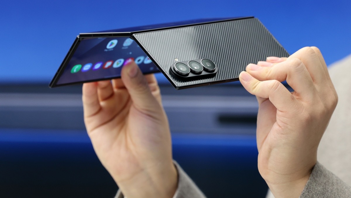 2일 서울 서초구 삼성 강남에서 열린 '삼성전자 갤럭시Z 트라이폴드 출시 미디어데이'에서 모델들이 갤럭시Z트라이폴드를 선보이고 있다. / 뉴스1