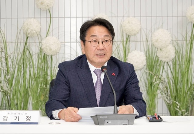 강기정 광주광역시장이 17일 광주도시공사에서 열린 대통령실 주관 '광주 군공항 이전 전담팀(TF) 6자 협의체' 회의에 참석해 광주·전남·무안이 상생하는 통합공항 추진 방안을 논의하고 있다. /광주광역시 제공