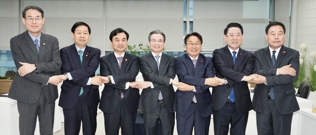 강기정 광주광역시장이 17일 광주도시공사에서 열린 대통령실 주관 '광주 군공항 이전 전담팀(TF) 6자 협의체' 회의에 앞서 참석자들과 기념촬영을 하고 있다. (사진 왼쪽부터 강희업 국토교통부 제2차관, 구윤철 기획재정부 장관, 안규백 국방부 장관, 김용범 대통령실 정책실장, 강기정 광주광역시장, 김영록 전라남도지사, 김산 무안군수) /광주광역시 제공