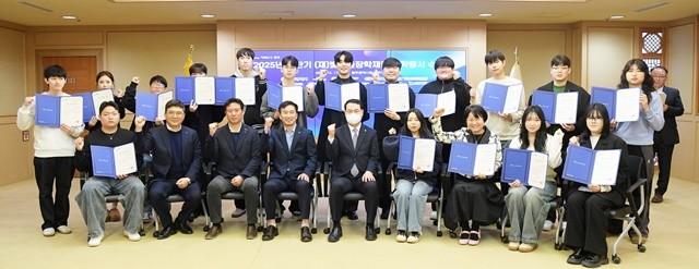 김영문 광주광역시 문화경제부시장이 17일 오전 시청 비즈니스룸에서 열린 2025년 하반기 빛고을장학재단 장학금 기탁식 및 장학증서 수여식에 참석하여 장학생에게 장학증서를 수여한 후 참석자들과 함께 기념촬영을 하고 있다. /광주광역시 제공