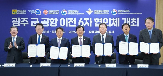 김영록 전라남도지사가 17일 광주에서 열린 ‘광주 군 공항 이전 6자 협의체’회의에서 구윤철 기획재정부장관, 안규백 국방부장관, 강희업 국토교통부2차관, 강기정 광주광역시장, 김산 무안군수와 공동 발표문에 서명한 뒤 기념촬영을 하고 있다.