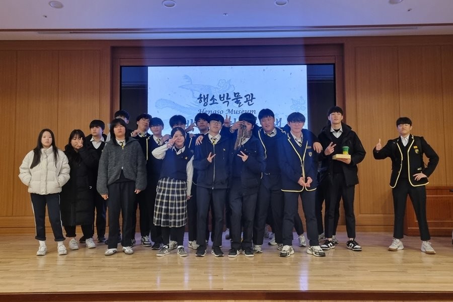 계명문화대학교 소방환경안전과 마련한 전공체험의 날 운영 행사에 참여한 학생들이 기념촬영을 하고 있다. / 계명문화대 제공