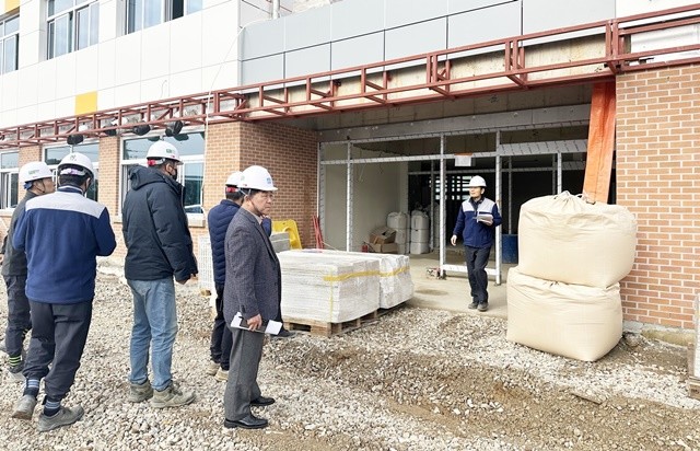광주시교육청이 17일 평동초 그린스마트 스쿨 공사 현장에서 진행한 대형 교육시설 공사장 긴급 안전점검에서 점검단이 공사 현장을 살펴보고 있다. / 광주시교육청 제공