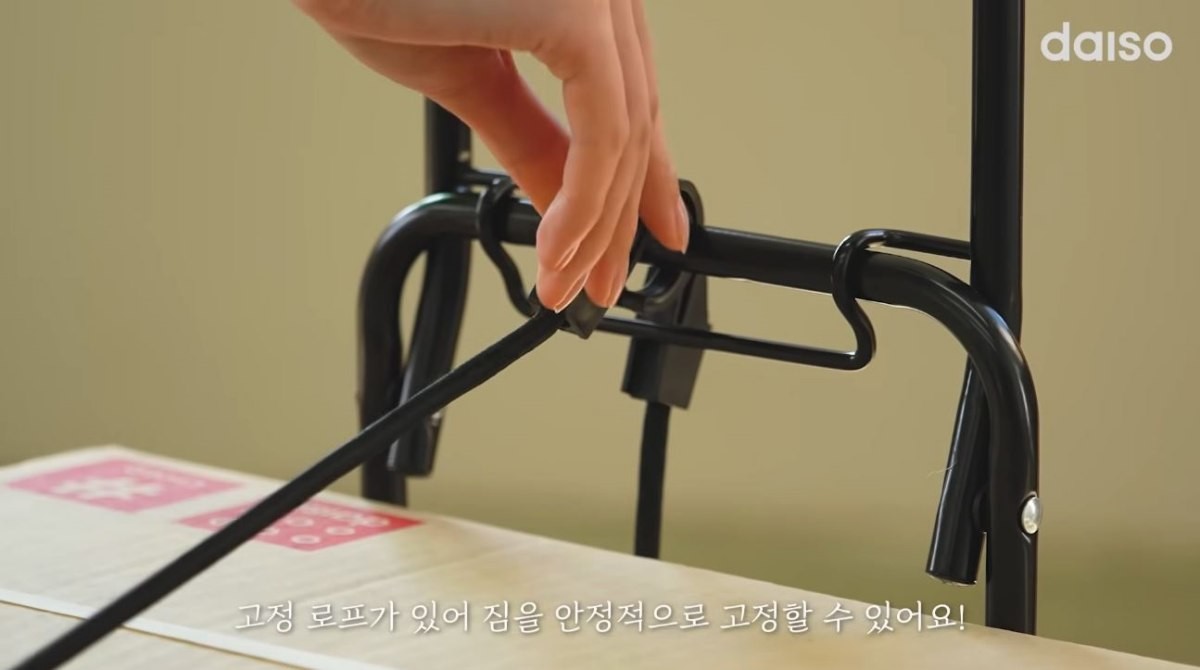 다이소 '접이식 스틸 카트' 제품 모습. 고정 로프가 있어 안정적으로 짐을 고정할 수 있다. / 유튜브 '다이소'