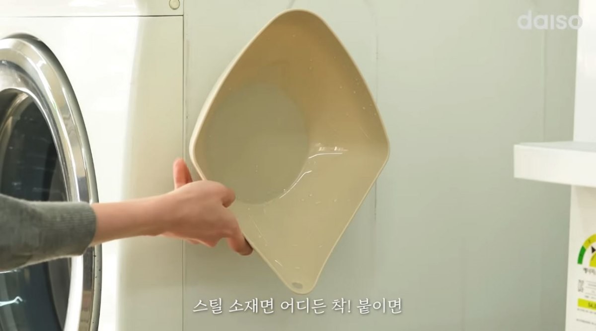 다이소 '자석 바닥 대양'. 스틸 소재에 쉽게 붙는 모습. / 유튜브 '다이소'