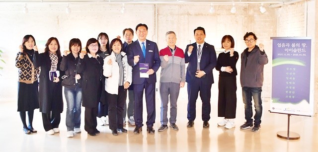 김한종 군수가 장성군사진가협회 정기 전시회를 찾았다. 장성군 제공