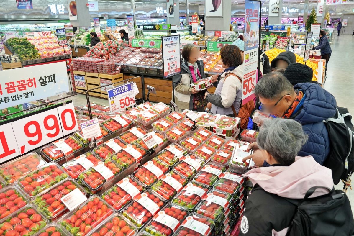 롯데마트에서 시민들이 딸기를 살펴보고 있다 / 롯데마트 제공