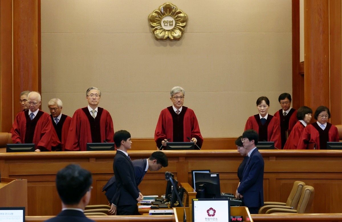 김상환 헌법재판소장과 헌법재판관들이 지난 9월 서울 종로구 재동 헌법재판소 대심판정에서 열린 조지호 경찰청장 탄핵심판 1차 변론기일에 입정하고 있다. / 뉴스1