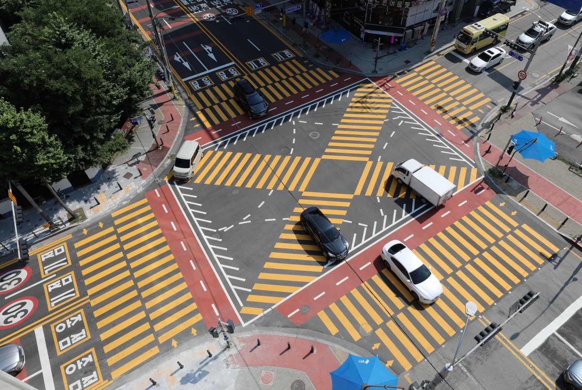 어린이보호구역 알리는 노란색 횡단보도