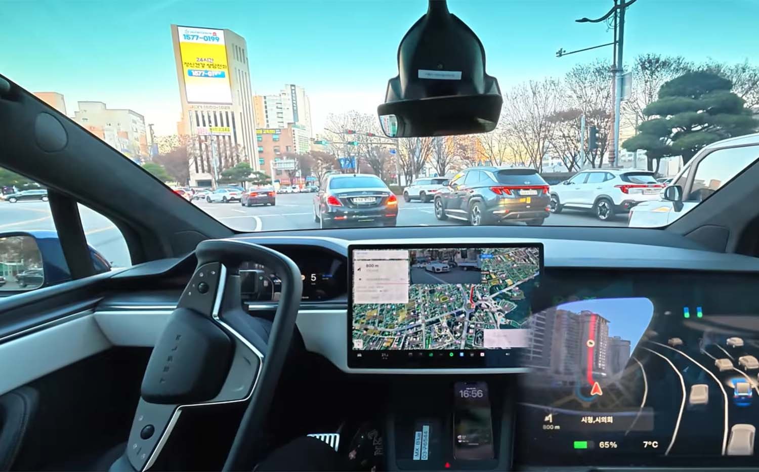 퇴근길 울산 공업탑 로터리에서 FSD 기능을 켜고 주행하는 테슬라. /     'MK3 PD' 유튜브 채널