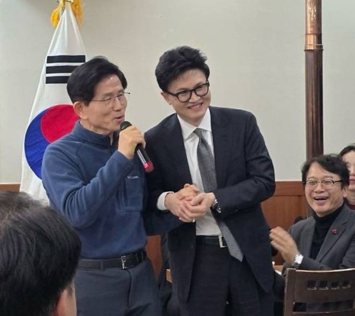 김문수 전 국민의힘 대선 후보가 한동훈 전 국민의힘 대표와 만나 손을 잡고 있다. / 한 전 대표 인스타그램 캡처