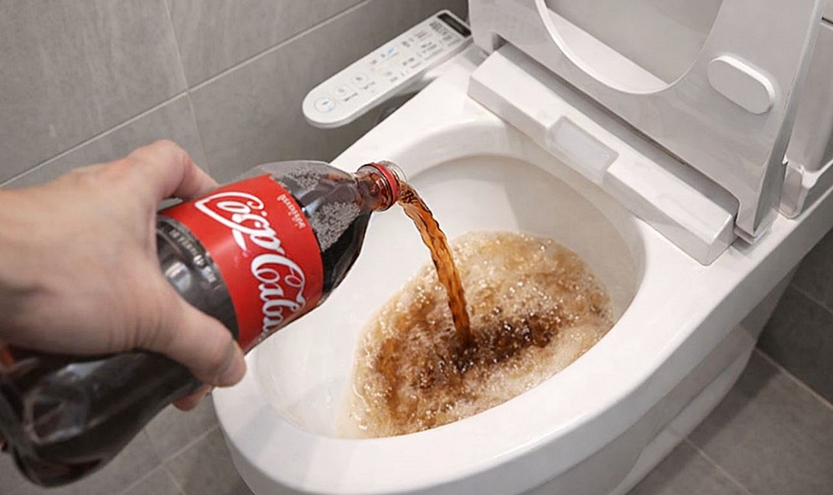 김 빠진 콜라를 변기에 콸콸 붓는 모습. 기사 이해를 돕기 위해 AI를 활용해 제작한 자료 사진입니다.