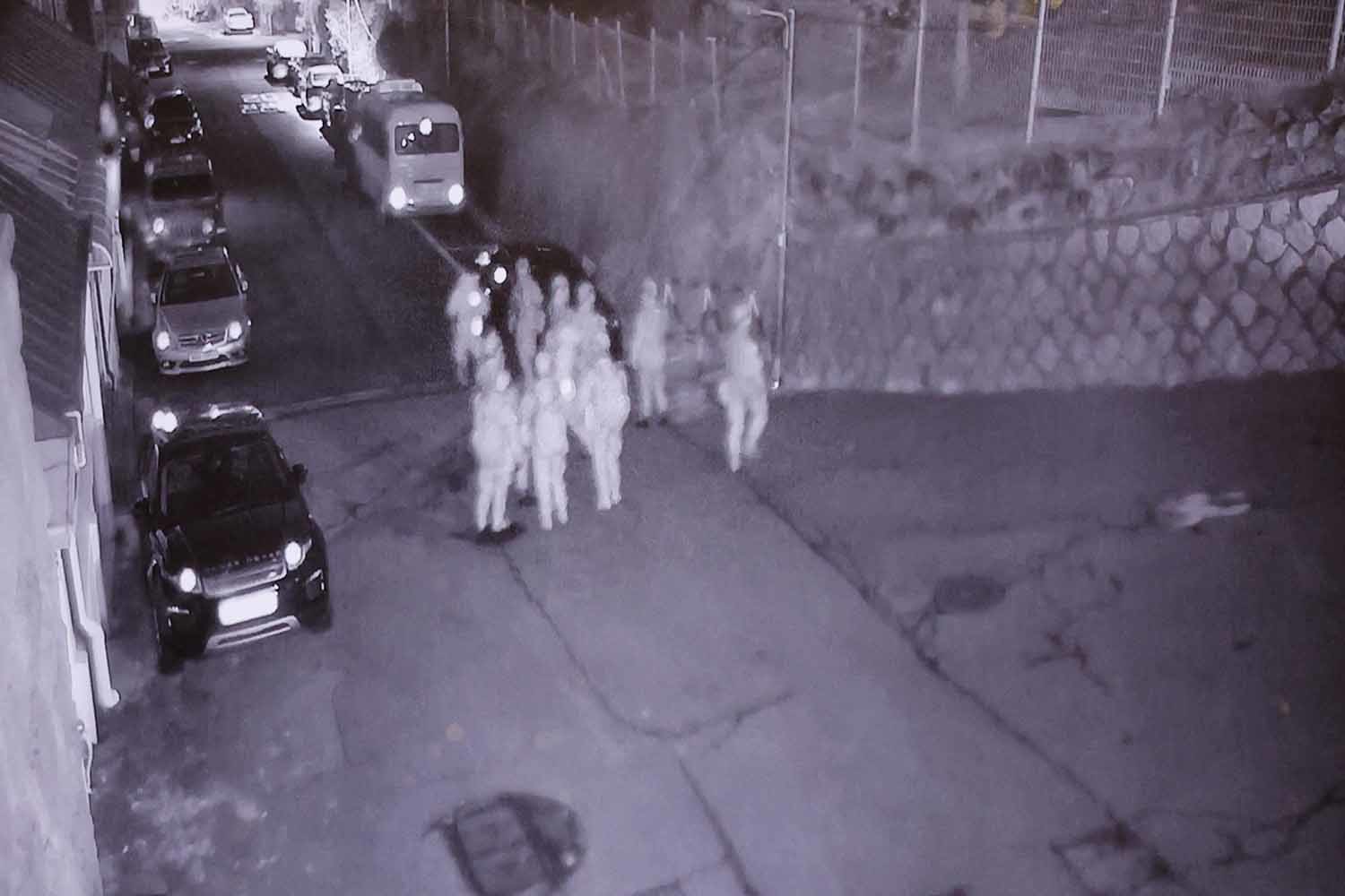 김민기 국회 사무총장은 2024년 12월 24일 서울 여의도 국회 소통관에서 지난해 12월 4일 비상계엄 당시 국회에서 계엄해제 요구결의안이 의결됐음에도 무장 군인들이 국회의장 공관으로 출동한 뒤 국무회의에서 계엄 해제가 의결된 이후 철수했다며 국방부의 해명을 촉구하며 공관 CCTV 영상을 공개한 바 있다. / CCTV 영상 캡처