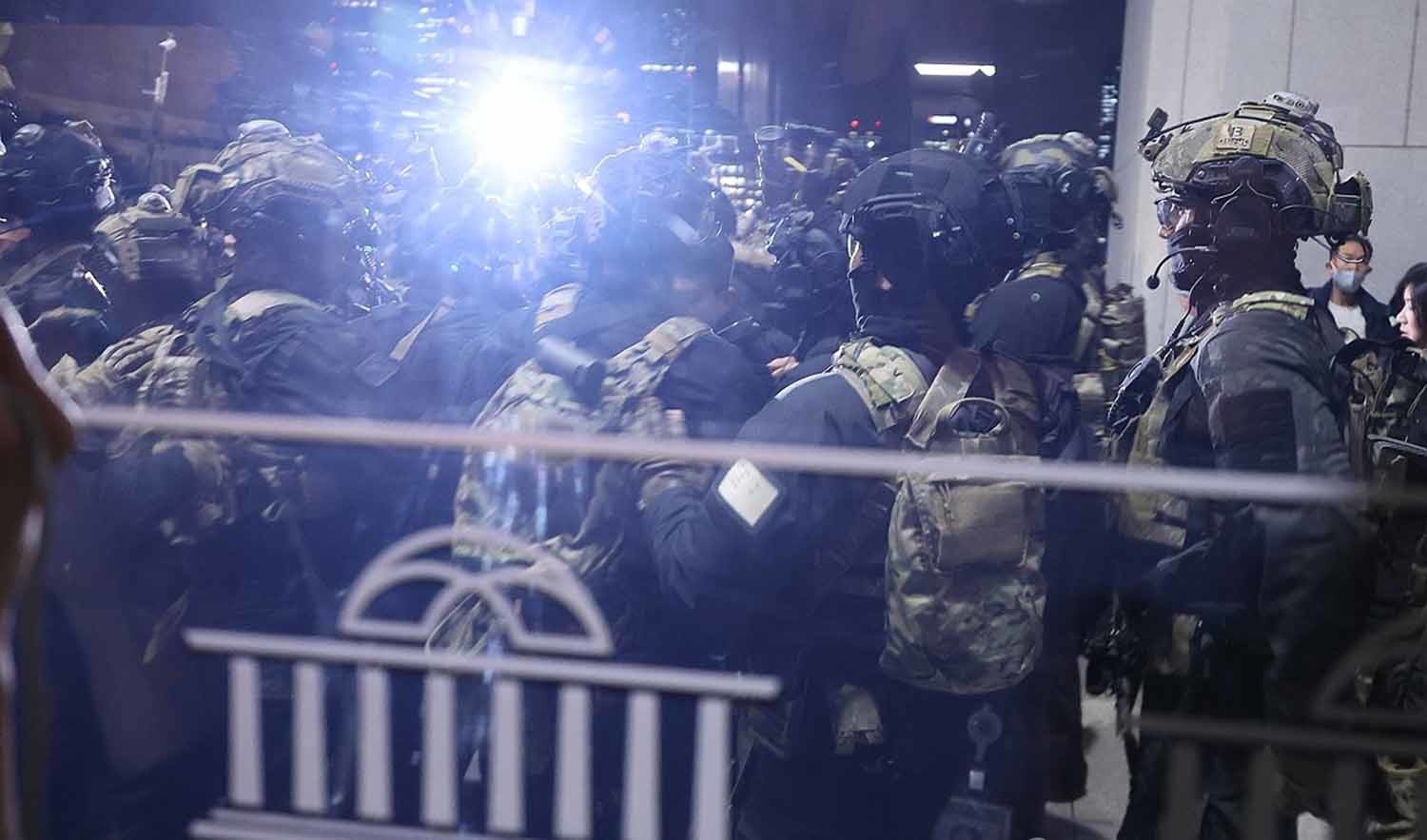 2024년 12월 4일 자정쯤 서울 영등포구 여의도 국회 본관으로 계엄군이 진입 준비를 하고 있다. / 연합뉴스