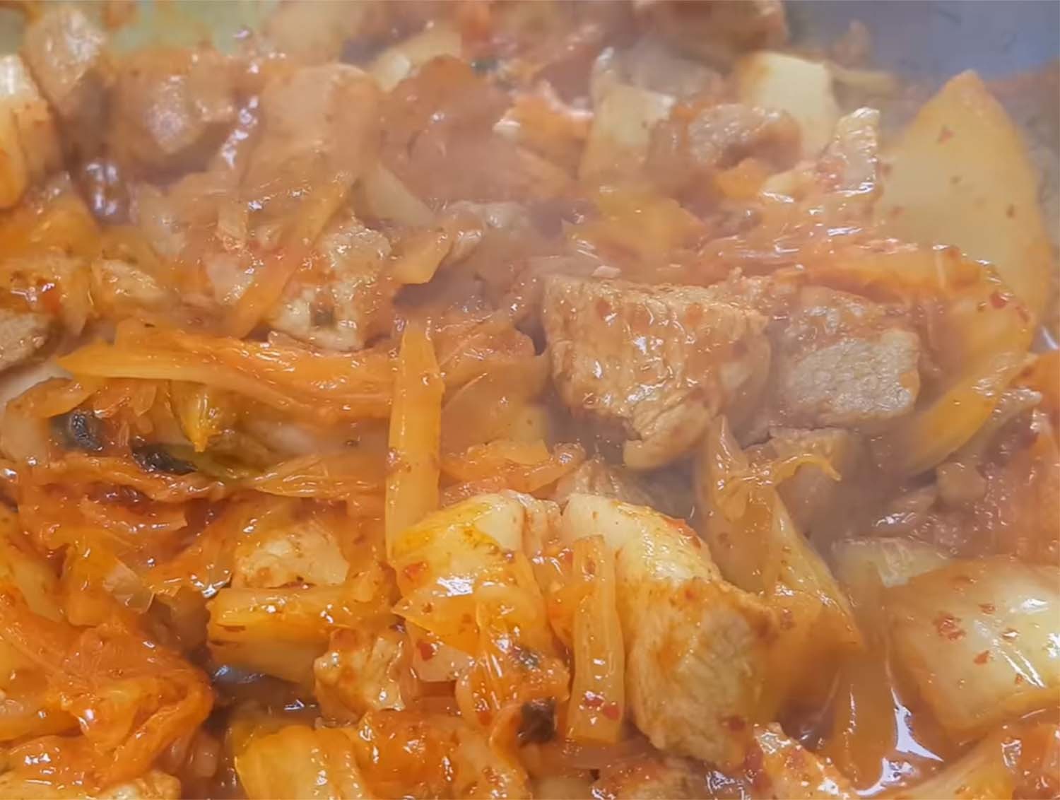 돼지고기와 김치를 넣고 볶는 모습. / '이 남자의 cook' 유튜브 채널