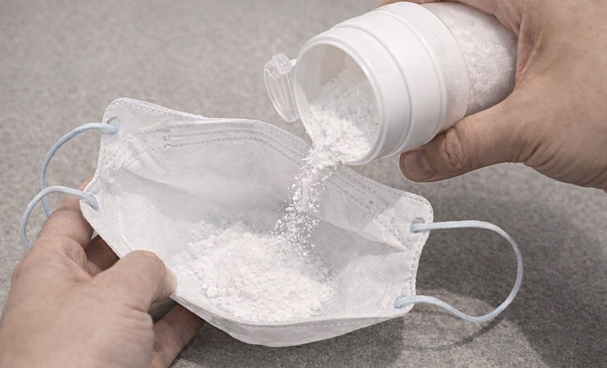 다 쓴 마스크에 베이킹소다를 붓는 모습. 기사 이해를 돕기 위해 AI를 활용해 제작한 자료 사진입니다. 실제 모습과 다소 차이가 있을 수 있습니다.
