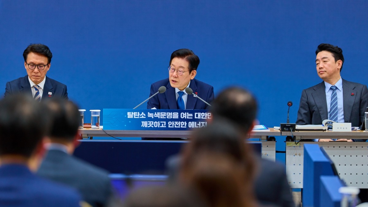 이재명 대통령이 지난 17일 세종시 정부세종컨벤션센터에서 열린 기후에너지환경부(기상청)·원자력안전위원회 업무보고에서 발언하고 있다. / 대통령실 제공, 뉴스1