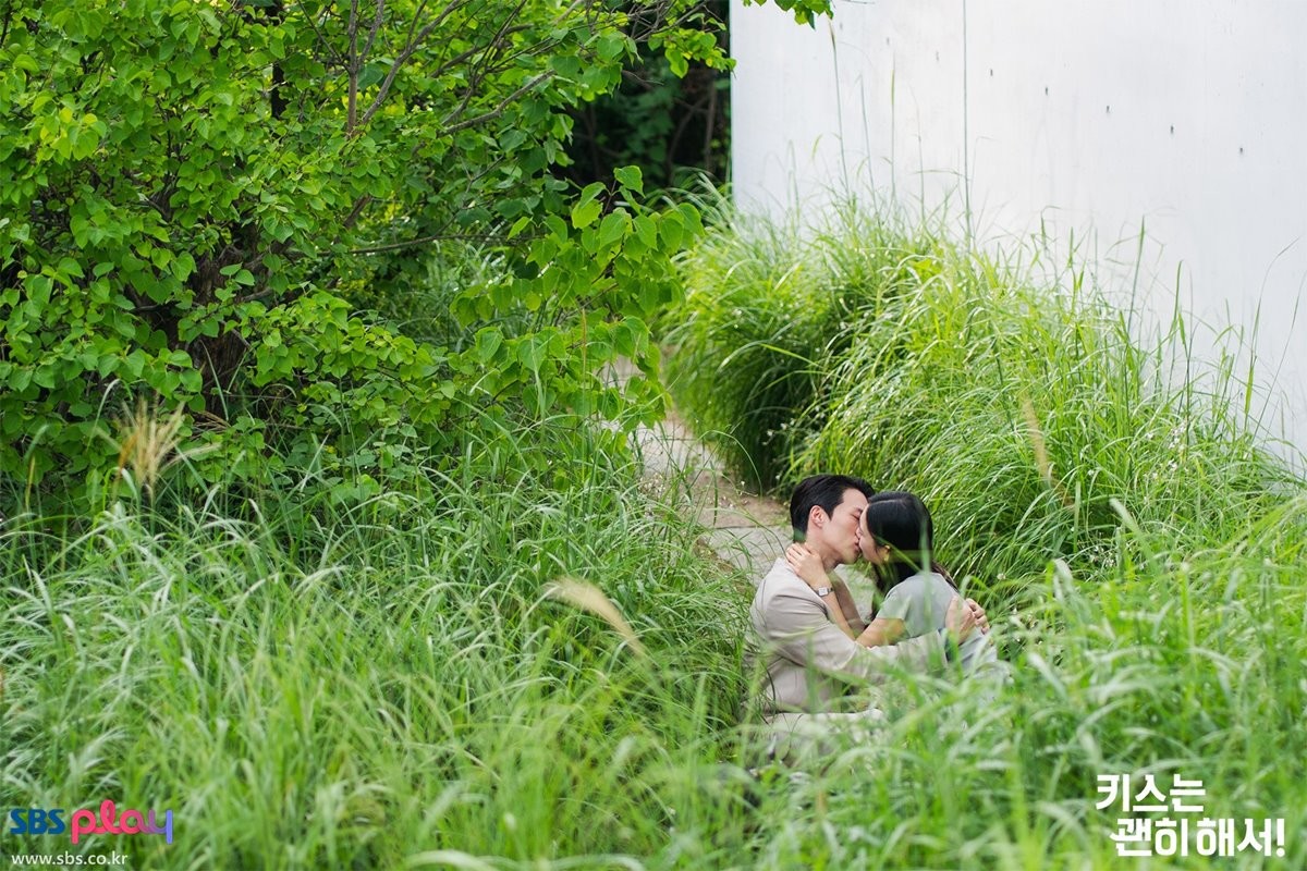 '키스는 괜히 해서!'에서 키스신을 선보인 장기용과 안은진 / SBS