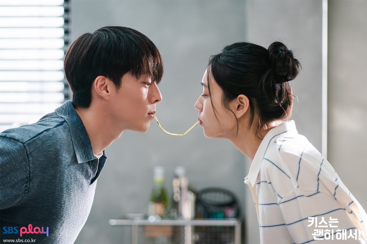 로맨스 드라마 '키스는 괜히 해서!'에서 호흡 맞춘 장기용과 안은진 / SBS