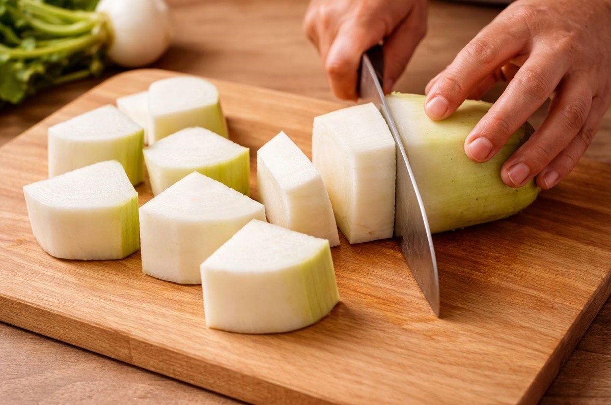 고등어조림의 재료로 들어가는 무 모습. 기사 이해를 돕기 위해 AI를 활용해 제작한 자료 사진입니다. 실제 모습과 다소 차이가 있을 수 있습니다.