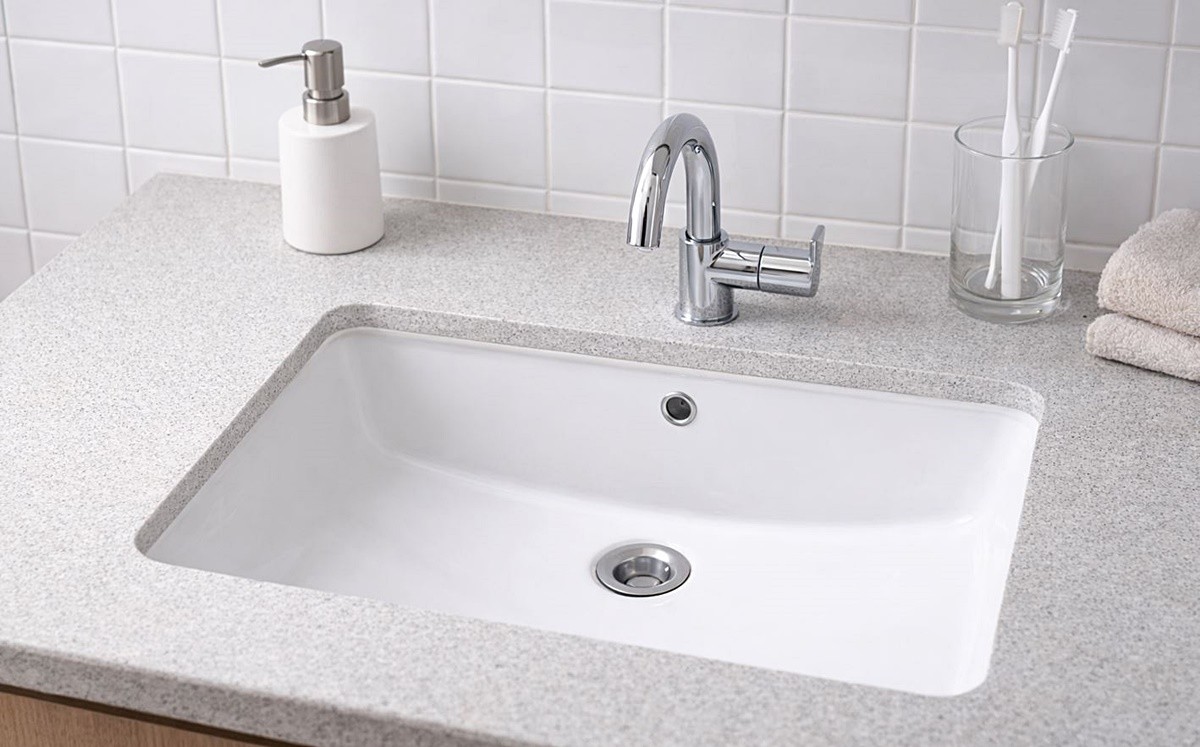 기사 이해를 돕기 위한 자료 사진. 해당 기사 내용과 무관한 자료 사진. AI를 활용해 제작한 자료 사진. 경기도 의정부시에 있는 한 모텔 세면대에서 숨진 채 발견된 신생아의 친모에 대해 경찰이 구속 영장을 신청한 것으로 전해졌다. 경기북부경찰청은 20대 여성 A 씨에 대해 살인 혐의로 구속영장을 신청했다고 18일 밝혔다.