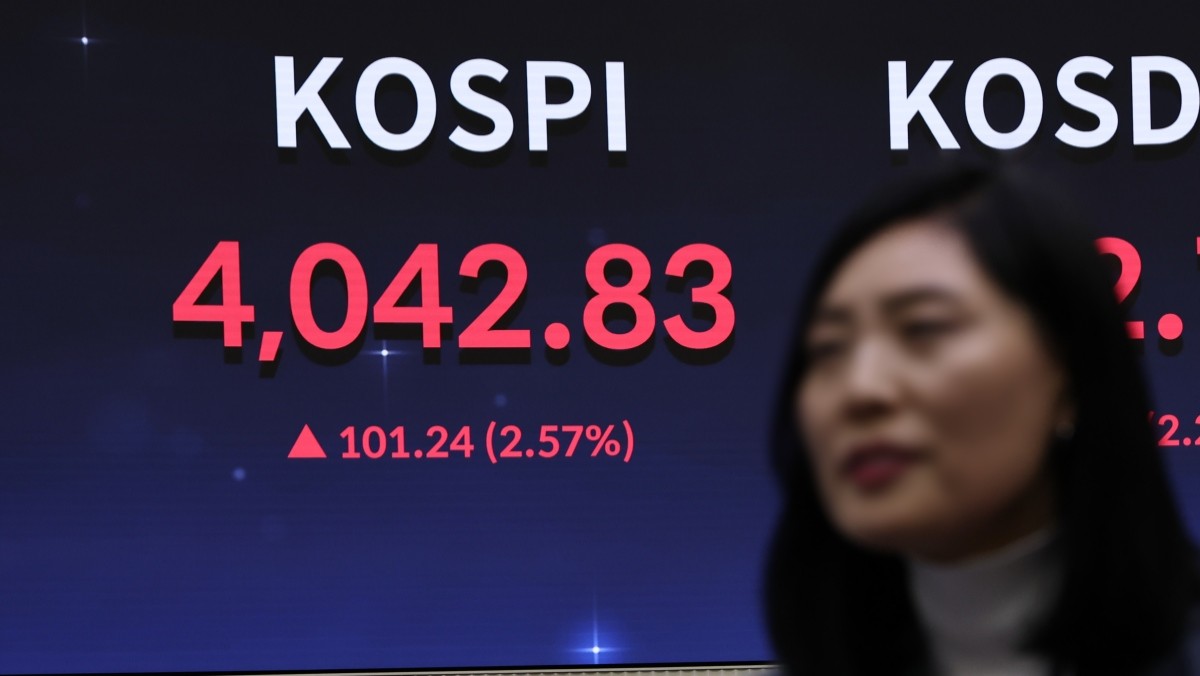 코스피가 사상 최초로 4000선을 돌파한 10월 27일 오후 서울 여의도 한국거래소에 코스피 지수 종가가 표시되고 있다. / 뉴스1