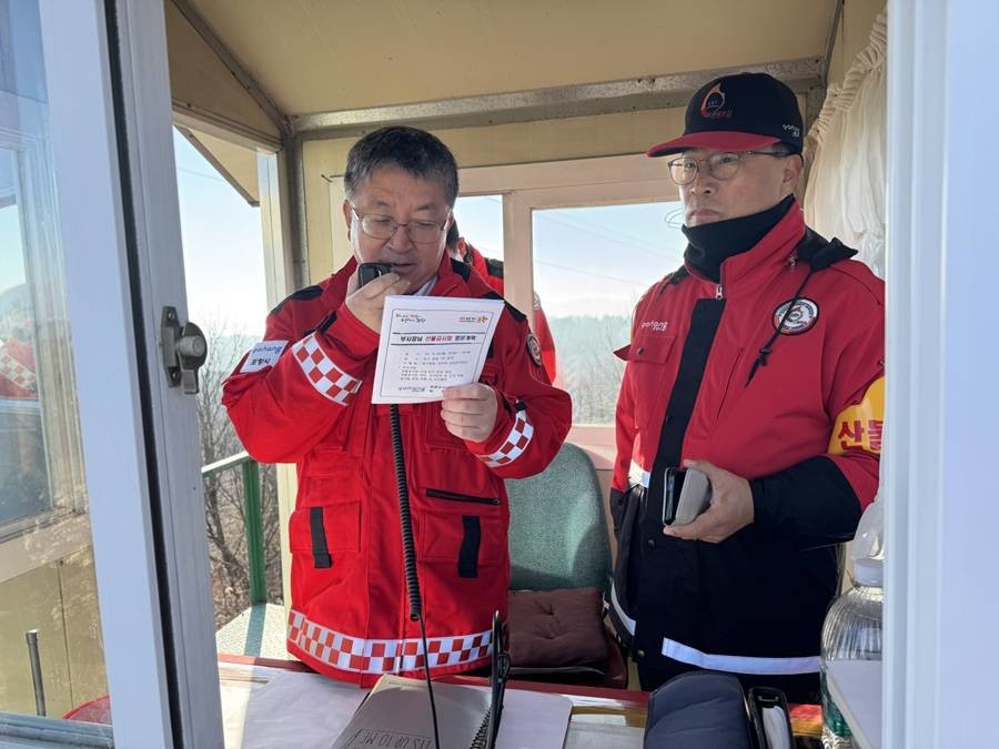 장상길 포항시 부시장(왼쪽) 산불감시탑 방문/이하 포항시