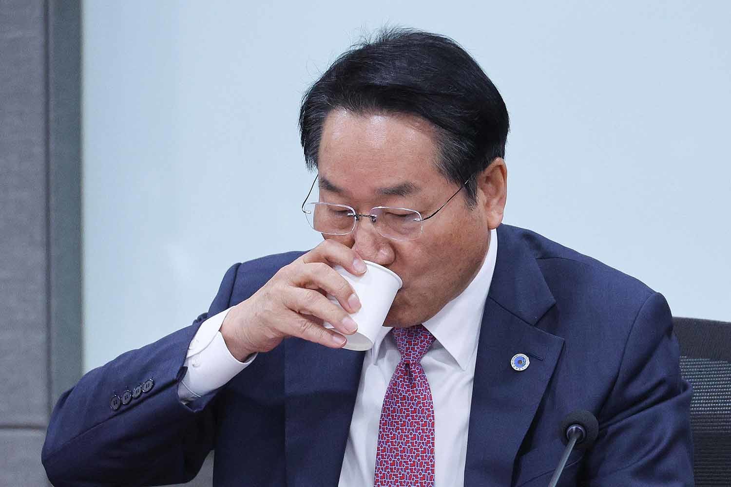 유정복 인천시장이 16일 서울 여의도 국회 의원회관에서 열린 '지방선거 D-6개월: 어떻게 해야 승리할 수 있나?' 토론회에서 목을 축이고 있다. / 뉴스1