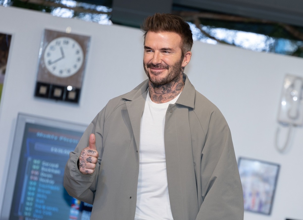 지난해 1월 미국 메이저리그사커(MLS) 인터 마이애미의 구단주인 데이비드 베컴이 서울 중구 아디다스 브랜드 플래그십에서 열린 ‘프레데터 출시 30주년 기념’ 데이비드 인 서울에서 팬들을 향해 포즈를 취하고 있다. / 뉴스1