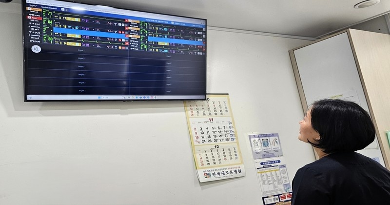 간호사가 병상 모니터링 시스템 ‘씽크’를 통해 환자 상태를 확인하고 있다 / 대웅제약 뉴스룸