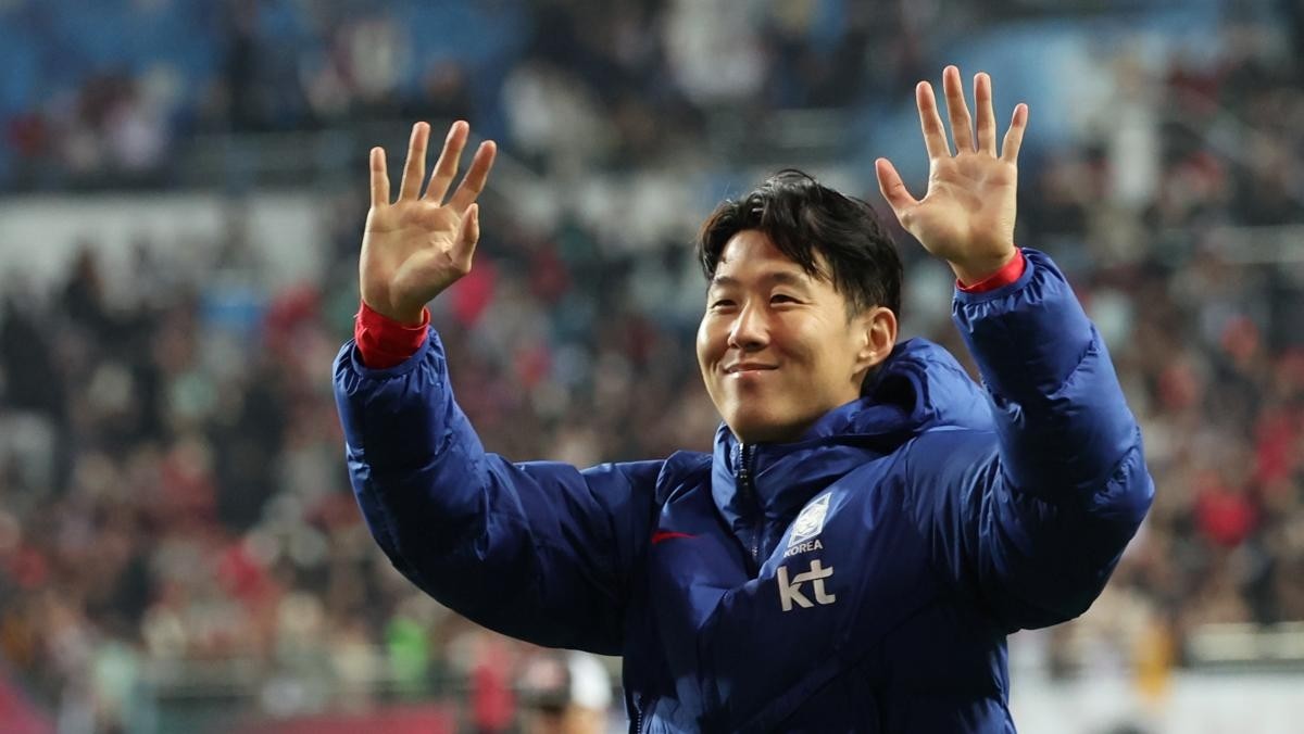 지난달 14일 대전월드컵경기장에서 열린 남자축구 국가대표 A매치 평가전 대한민국과 볼리비아의 경기에서 2-0로 승리한 한국 손흥민이 관중을 향해 웃으며 인사하고 있다. / 연합뉴스