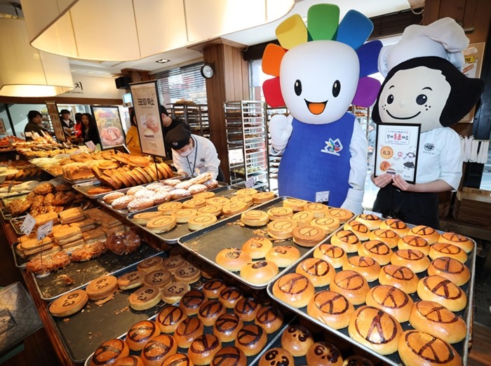 대전 대표 명물 '성심당'에서는 지난 5월 제21대 대통령선거를 앞둔 시점에 대전시선거관리위원회 직원들이 선거빵을 홍보했다. 대전선관위는 일상 속 친숙한 먹거리를 활용해 성심당의 선거빵과 함께 성경식품의 선거김으로 홍보를 진행했다. 선거빵은 성심당 전 매장에서 판매되며 선거빵 인증샷 이센트도 진행했다. / 뉴스1