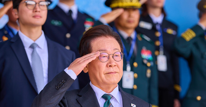 이재명 대통령이 10월 1일 충남 계룡대에서 열린 건군 77주년 국군의 날 기념식에서 거수경례를 하던 모습 / 뉴스1