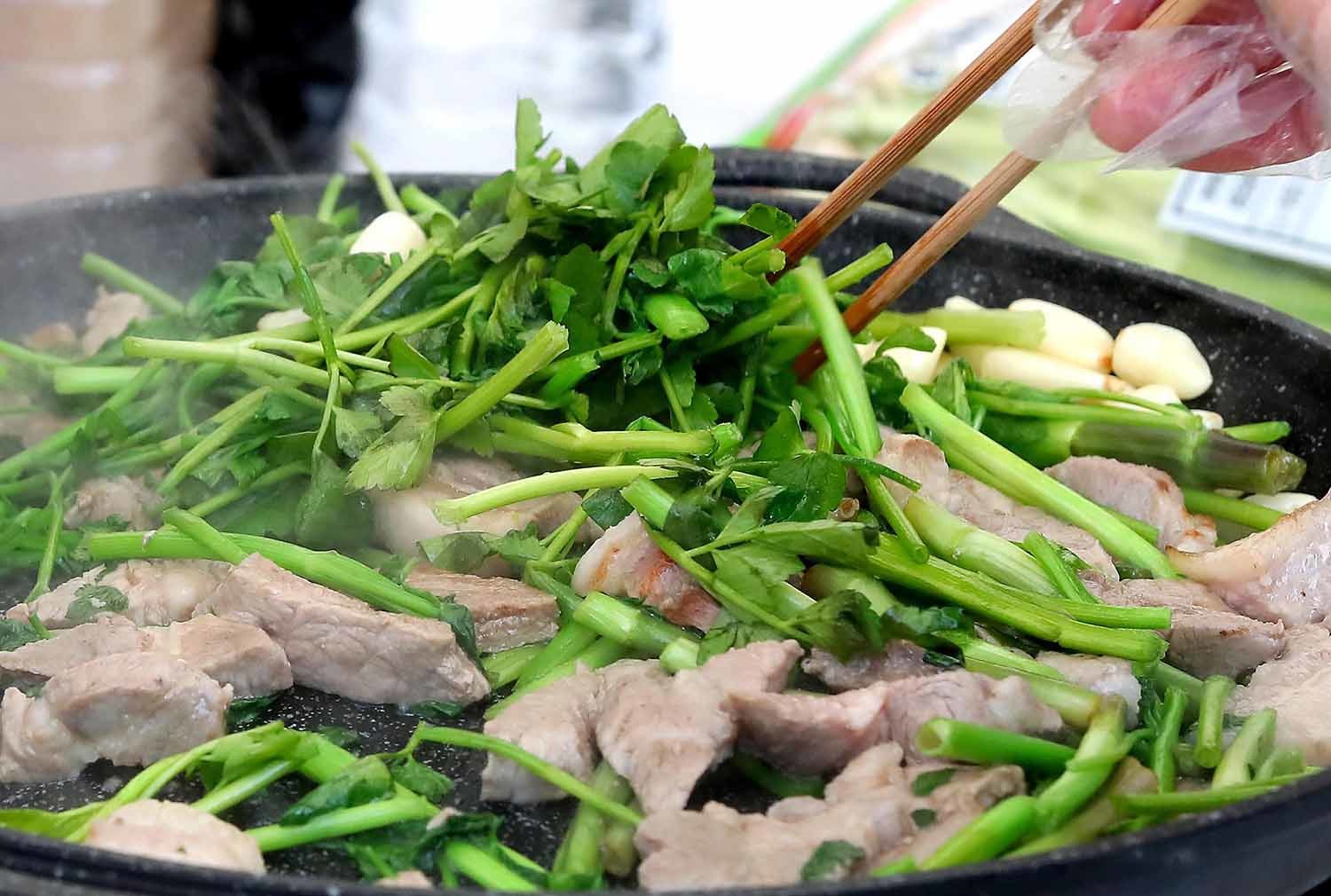 미나리 삼겹살 / 뉴스1