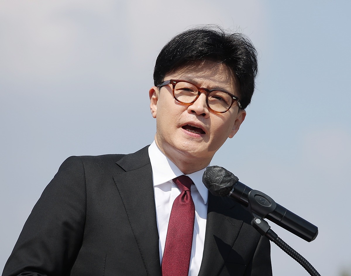 한동훈 전 국민의힘 대표 자료 사진. 한동훈 전 대표는 18일 채널A '정치시그널' 인터뷰에서 '원하는 게 저를 찍어내고 싶은 것이라면 그렇게 하면 된다'라며 '다른 사람들을 이렇게, 이런 식의 분위기를 만들어 우스운 당으로 만들지 말라'라고 말했다. / 뉴스1