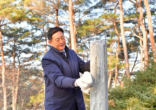올해 1월, 박수량 백비 참배를 마친 김한종 장성군수가 비석을 닦고 있다. 장성군 제공
